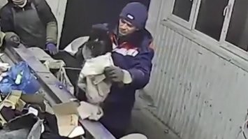 Перефразирую:
-Тот, кто спасает кота - спасет целый мир..