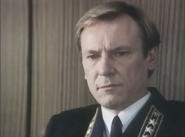 детективы смотрят на дилера с подозрением