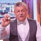 Михаи л Бори сович Бори сов (настоящая фамилия Фишман-Борисов[2][3][4]; 8 февраля 1949, Москва   19 сентября 2020, там же)   советский и российский режиссёр, телеведущий, актёр и театральный педагог. Заслуженный деятель искусств Российской Федерации (2000), профессор, кандидат психологических наук, заведующий кафедрой режиссуры Театрального института им. Б. Щукина, заведующий кафедрой эстрадного искусства Российского института театрального искусства, режиссёр-постановщик спектаклей и оперетт, с 1994 года и до своей смерти   был ведущим и художественным руководителем еженедельной всероссийской телевизионной лотереи «Русское лото».