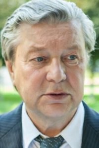 Сергей Михайлович Колтаков10 декабря 1955, Барнаул   7 сентября 2020, Москва

Учился на актёрском факультете Саратовского театрального училища им. И.А.Слонова (1974-1975).
В 1979 году окончил актерский факультет ГИТИС (мастерская А.Попова).

В 1979-1980   актер Театра имени В.Маяковского; в 1980-1981 - Московского театра имени Ленинского Комсомола; в 1982-1985   Московского драматического театра имени К.С.Станиславского.
Играл во МХАТе (с 1989 года).
