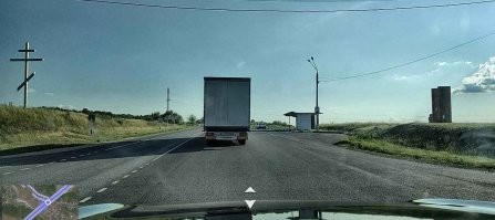 Куда вернулся? По каким правилам? 

Вот Вам панорама с началом подъёма, рег проезжает это место на 1:40. Ориентиров хоть отбавляй: крест, остановка, памятник, опора ЛЭП. Вверх идут две полосы, вниз спускается одна, отделённая сплошной. Инкассатор ехал в своей полосе никого не трогая. А дальше подъём забирает влево (второй снимок -- место аварии, ориентир - рекламный щит справа), что и стало причиной. Пьянь в поворот не вписалась и поехала прямо.