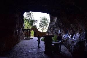 Останки скального монастыря св. Николая Чудотворца(Болгария, Карлуково).На первое фото - монашеские кельи. Второе - церковь. Заброшен. Семейная пара востановила подход к ним(очен крутая лестница из бетона), можно порадоватся на природой.