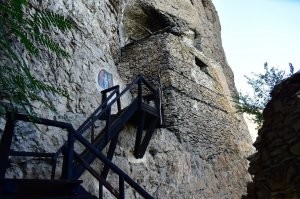 Останки скального монастыря св. Николая Чудотворца(Болгария, Карлуково).На первое фото - монашеские кельи. Второе - церковь. Заброшен. Семейная пара востановила подход к ним(очен крутая лестница из бетона), можно порадоватся на природой.