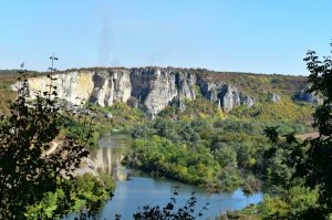 Останки скального монастыря св. Николая Чудотворца(Болгария, Карлуково).На первое фото - монашеские кельи. Второе - церковь. Заброшен. Семейная пара востановила подход к ним(очен крутая лестница из бетона), можно порадоватся на природой.