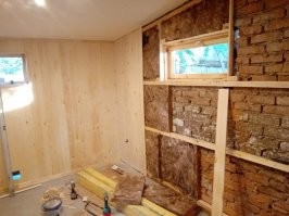 из минусов - между вагонкой и минватой нет пароизоляции - есть большая вероятность того, что кирпичная стена под минватой начнёт "затпотевать" и на сырости вырастет плесень.