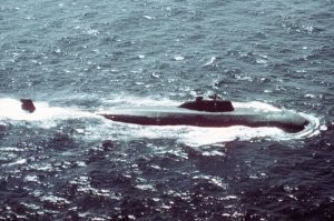 Советская лодка пострадала чуть больше, но серьёзные повреждения вроде течи или возгорания отсутствовали. Был нанесён ущерб гребному винту, валу, а также наружному лёгкому корпусу. Хотя основные системы АПЛ и продолжали нормально функционировать, лодка потеряла ход. Она была взята на буксир и доставлена в бухту Чажма, где встала на ремонт.

Судя по фото, там жопу оторвало.
Вообще
Ни хвостового стабилизатора, ни винта....
Молодец, капитан....не заметить из надводного положения авианосец.....