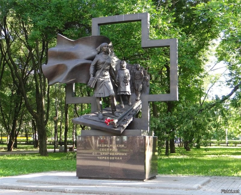 Автор,ты слепой? Какая Москва?Это памятник медсестрам, стоит в привокзальном сквере Череповца.На памятнике, кстати, так город написан.