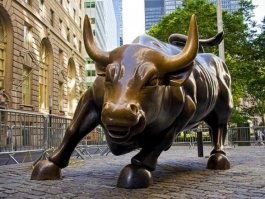 Атакующий бык (англ. Charging Bull; также известен как Бык с Уолл-стрит)   3200-килограммовая бронзовая статуя, созданная американским скульптором итальянского происхождения Артуро Ди Модика (англ. Arturo Di Modica). Расположена на севере парка Боулинг-Грин в Финансовом квартале Нью-Йорка, в двух кварталах южнее Нью-Йоркской фондовой биржи. Статуя (3,4 метра в высоту и 4,9 метров длину изображает мощного, разъярённого, приготовившегося к атаке быка, символизирующего агрессивный финансовый оптимизм и процветание («Быками» на биржевом сленге называют трейдеров, ориентированных на подъём экономики и рост цен акций). По некоторым оценкам, около тысячи туристов приходит посмотреть на скульптуру каждый день. Атакующий бык является одним из самых популярных символов Нью-Йорка и Уолл-Стрит.