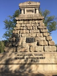 Они спасают наши жизни: памятники медикам, почтение к которым никогда не пройдет