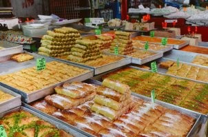 Утром вот это под черный кофе - только что купленные арабские сладости ;-)
Всех с ОТСТУПИВШИМ годом