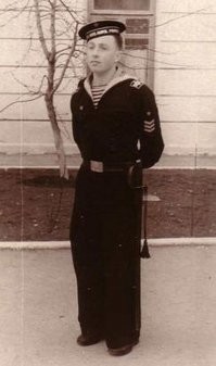 ПАЛАШ - контактное клинковое рубящее и колющее оружие с длинным прямым однолезвийным клинком.Морской палаш использовался с XVI века в качестве абордажного оружия. 
   Палаш предписывалось носить курсантам военно-морских училищ во всех случаях при нахождении вне территории училища и корабля.Палаш носился на соответствующей лямке, надеваемой на поясной ремень слева, немного сзади прорези левого кармана. При шинели палаш носится поверх нее, при фланелевой и форменной рубахах   по кушаку брюк сверху клапана.
В послевоенное время участились случаи применения курсантами военно-морских училищ, при нахождении в увольнении, палашей в конфликтах с гражданскими лицами.
Есть байка, что палаши отменили после того, как морячки-курсанты старших курсов покрошили студентов то ли архитектурного, то ли политеха в Питере. На фоне внезапно возникшей личной неприязни.