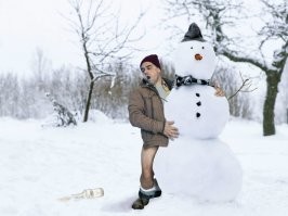 >> Когда пытаешься объяснить жене, что ее готовка - полное дерьмо

Всего лишь фотошоп одного юмориста, вставляющего себя в стоковые фотки )) Он же ниже...