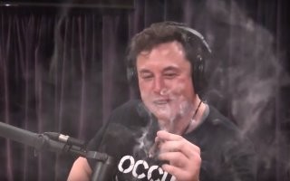 еще как курит