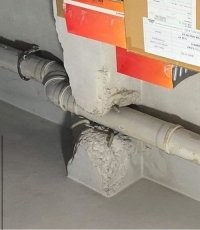 Ну тут за уши многое притянуто.
Вот первое фото с т.н. "колонной".
Во-первых, его зачем то перевернули вверх ногами. Во вторых, судя по размерам это не колонна, а скорее всего диафрагма. Конечно, несущие элементы здания демонтировать/повреждать вообще нельзя, ни в каком виде, но всё таки повредить несущую колонну и повредить диафрагму это совсем не одно и тоже.