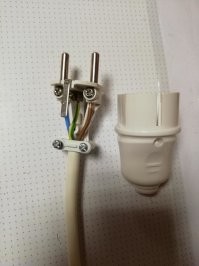 Фаза и ноль на месте, земля тоже. Что здесь не так?