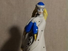 Голова у тебя не в том месте, школота. Это "Снегурочка" Полонского фарфорового завода, изумительнейшая скульптура авторства Владислава Ивановича Щербины. В каком месте это сиськи?