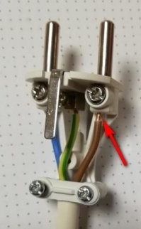 то, что корпус забыли надеть - это одно. 
а на самом деле - по рукам надо бить за такие зазоры.
что, электриков такому больше не учат?