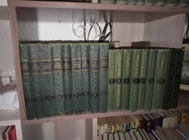 А это даже не на "барахолках", а на мусорных бачках забрал...
Люди (человеки) стали выбрасывать книги... Это ПЗДЦ! 
Этой стране не долго осталось...