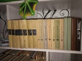 А это даже не на "барахолках", а на мусорных бачках забрал...
Люди (человеки) стали выбрасывать книги... Это ПЗДЦ! 
Этой стране не долго осталось...