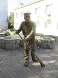 В переименованном Ильичевске тоже свой дворник имеется, а еще офигенный докер, под стать Аленушке.
А ещё в Приморском парке целая аллея уставлена скульптурами вроде русалки черноморской одноногой - с хвостом и одной ногой.