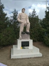 В переименованном Ильичевске тоже свой дворник имеется, а еще офигенный докер, под стать Аленушке.
А ещё в Приморском парке целая аллея уставлена скульптурами вроде русалки черноморской одноногой - с хвостом и одной ногой.