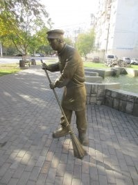 В переименованном Ильичевске тоже свой дворник имеется, а еще офигенный докер, под стать Аленушке.
А ещё в Приморском парке целая аллея уставлена скульптурами вроде русалки черноморской одноногой - с хвостом и одной ногой.