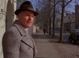 "На взлом любого сейфа у него уходило максимум 35 минут." Сопливый котенок!