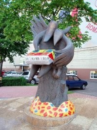 был у друзей на свадьбе, они решили в том числе и к этому памятнику скататься пофоткаться, так вот, им на встречу вышел весь директорат с поздравлениями и подарили корзину сырков))) это был 2007