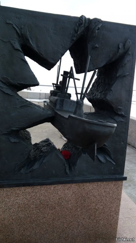 Памятник северным конвоем в Архангельске.