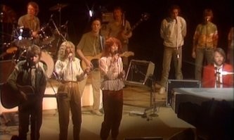 Вот нисколько не удивительно. Почти всегда имеется основной состав и приглашенные (сессионные) музыканты и исполнители. Причем некоторые из приглашенных могут выступать годами, но не являться участником коллектива. Почему так? Все из-за денег. Полноправный участник получает роялти, а сессионный нет. Хороший пример этого - Пит Бест, первый ударник Битлз которого выгнали в 1962, но он получал роялти с альбомов на которых были треки с его участием. У Аббы конечно основная четверка на виду, но имеются видео, где показывают всех участников концерта; вот скриншот  с DVD "The Complete Studio Recordings". На этом диске специально показывают не основных участников; троих бэк-вокалистов, клавишника, двоих гитаристов и ДВОИХ ударников. В титрах они также присутствуют.