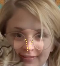 Девушка, конечно, молодец, но очки у неё очень оригинально крепятся: