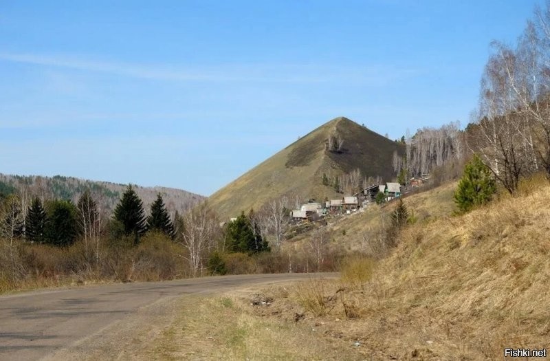 Кому интересно, километрах в 30ти юго-восточнее Красноярска есть пирамида. На обочине дороги в село Зыков стоит.