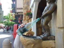 Писают все, или необычные скульптуры в Брюсселе