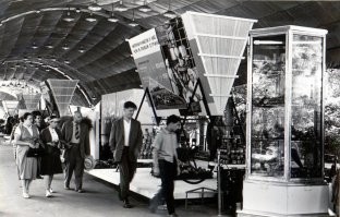 Фотография с кучей телевизоров 1959 года с американской выставки в Сокольниках.