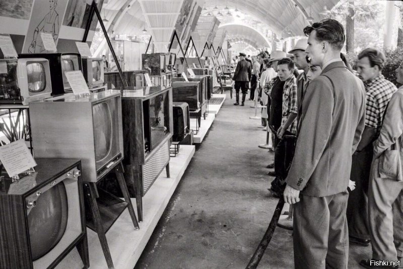 Фотография с кучей телевизоров 1959 года с американской выставки в Сокольниках.