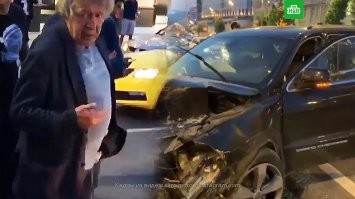 радоваться надо:
"спасибо, что взял деньгами!"