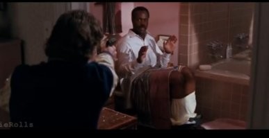 Страшные вещи творятся в этих туалетах, вот герои и стараются избегать посещения