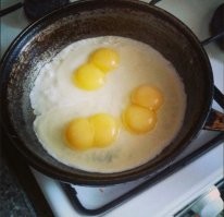 Просто купил в магазине обычные яйца С0, при жарке три из них оказались двухядерные)