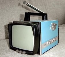 У бати был такой телевизор. Его можно было положить в чемодан и взять с собой на курорт на базу отдыха. Помню отдыхали как то на такой базе отдыха. Каждому отдыхающему выделялся домик.В них, помню, был даже холодильник,  но телевизоров там не было. А был единственный телевизор в специально построенном амфитеатре, куда ходили смотреть все обитатели базы отдыха. Так я с батей были самыми крутыми, смотрели телек прямо у себя в домике. Не смущало даже то, что телевизор был черно-белым, главное удобно и никто не мешает смотреть "белое солнце пустыни" Кстати к нему еще прилагалась аккумуляторная батарея, можно было где нибудь в лесу на поляне смотреть телепередачи...