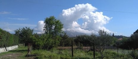 Тю! У нас в деревне на острове такая же гора есть. На этом фото не очень хорошо видно, снимала облако. А гора - прямо по центру, чуть выше столбика. Сейчас пойду, щелкну именно гору. Может, дело в том, что именно такой угол образуется при осыпании пород? Посмотрите "Зеркало для героя" - сколько там таких "гор"? Знаю, это терриконы, искусственные отвалы, но почему бы не быть и естесственным такой же формы. Сначала форма правильная, потом вступают силы ветра, дождей, оползней всяких и форма меняется. Ничего нового.