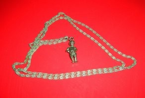 Мой дед привёз с войны эту серебряную цепочку с писающим мальчиком, которую нашёл в развалинах дома при штурме Будапешта в феврале 1945-го...