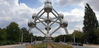 Я в Брюссель выбрался только 8 августа прошлого года на три дня. 
Сразу пошли с женой на Рыночную площадь, потом к этому самому мальчику-зассанцу и девочке с той же направленностью.
К собаке уже не пошли, и так всё понятно.
В Брюсселе есть действительно крутые места: прежде всего Атомиум. Ещё парки, мини-Европа, церкви, всё в РАЗЫ круче чем эти микроссущие памятники. Королевский дворец, площади и прочее, прочее, прочее. 
Ну как можно этого никчемного зассанца сравнивать вот с этим: