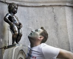 Писают все, или необычные скульптуры в Брюсселе