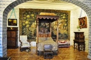 То, что в старину люди нередко спали полусидя - это да (например, в Меньшиковском дворце в Санкт-Петербурге кровати действительно короткие, не уляжешься). Но в шкафах?!?! Бред какой-то. Для уединения и "защиты от морозов" придуман балдахин. 
Хотя - нет. Я забыл. Балдахин - это чтобы блохи с потолка не падали. Правда ведь?