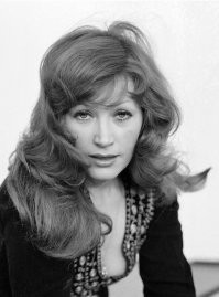 Девушка между 1 и 2 это молодая Пугачиха. Вроде...