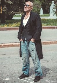 Забавно. То есть когда я иду в засраных джинсах из порта после работы с мыслью "скорей бы помыться и переодеться", то я получается модный крутой чувак..
Простите, а какую связь имеет со мной тот же.. Ну скажем Нагиев, который купил искусственно обосраные джинсы, с такими же пятнами как у меня (экологически чистыми) за 6 тысяч долларов? Духовную?
А мне, простите, <span style='color:gray'>[мат]</span>..рожу надо такую же корчить?