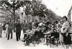 Что то как не того. Незаметно, чтобы белорусы радовались жизни под немецкой оккупацией.
А вот Париж во время ВМВ. Французики сидят в кафешках, попивают кофе с коньяком, обсуждают новости, скачки на ипподроме и котировки акций на бирже. Бок о бок с господами немецкими офицерами. В общем, радуются жизни. А потом, когда немцы уйдут из Франции, французики станут победителями во ВМВ и получат место в совбезе ООН. Вот так надо жить и воевать, по европейски.