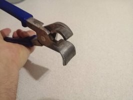 С длинной деревянной ручкой - ухват, а тот, что на плоскогубцы похож - чапельник...но это не точно, надо День Выборов пересматривать