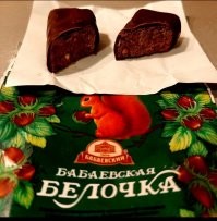 Вот, ради интереса сегодня бабаевские взяла. Сахар не хрустит, но по-моему они приторнее, чем в детстве были.  Мне сложно судить, никогда их не любила особо. Но маленькие кусочки орешков в конфете есть, как раньше.