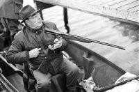 У Ильича в руках очень дорогое ружье Cosmi - итальянский полуавтомат-переломка. Ружье имеет сложную конструкцию и множество деталей, подгоняемых индивидуально. На каждое ружье уходит более 400 часов ручного труда, в год производится не более 100 ружей.